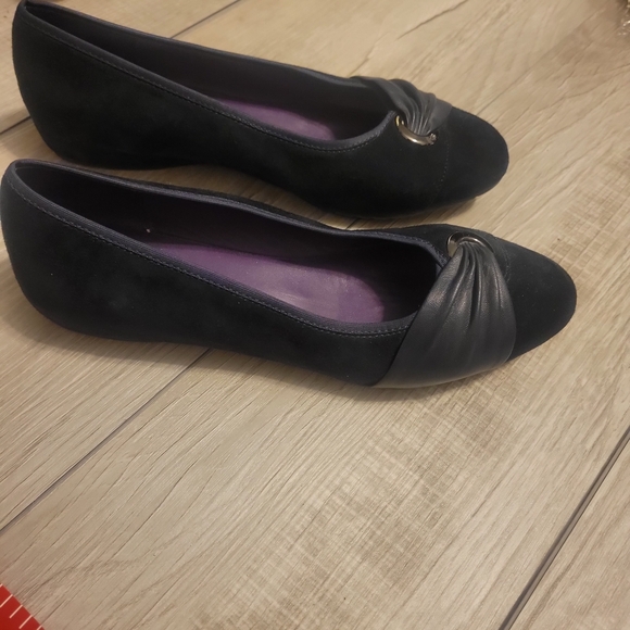 Womens Vaneli Navy Suede Flats with Ruched Detail. Size 8 - Picture 1 of 6